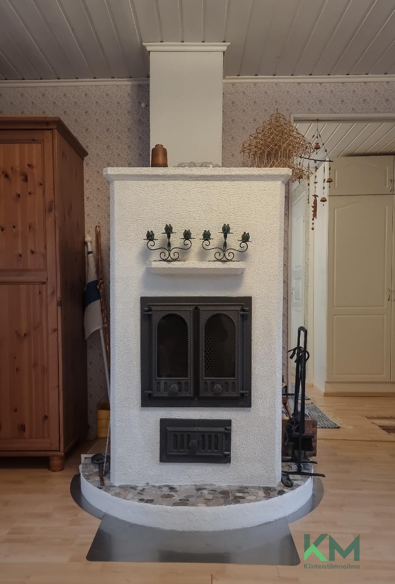 "Mummonmökin" varaava takka.