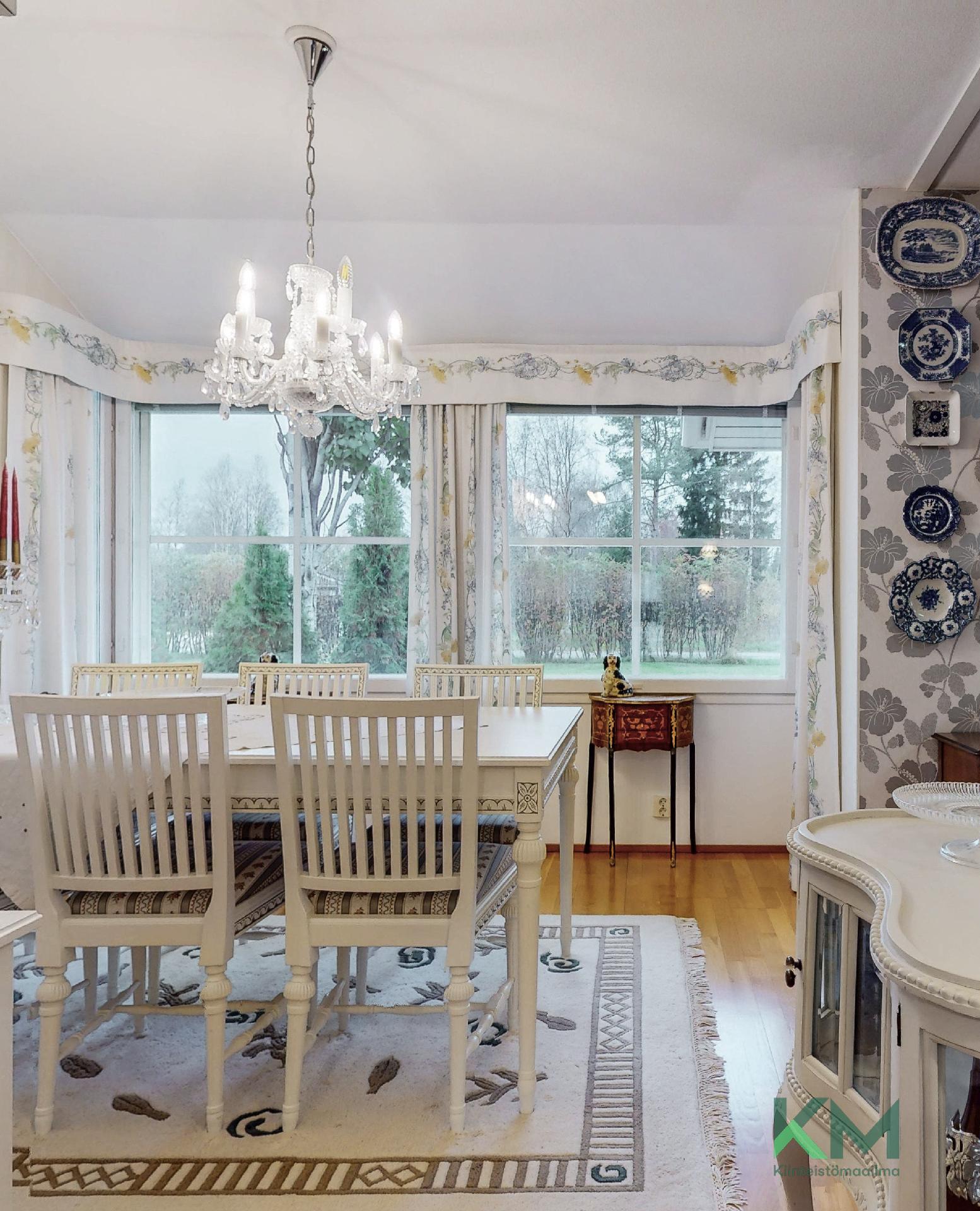 ruokailuhuoneessa on ikkunat myös kulmissa, joten luonnonvalon saanti on taattua.