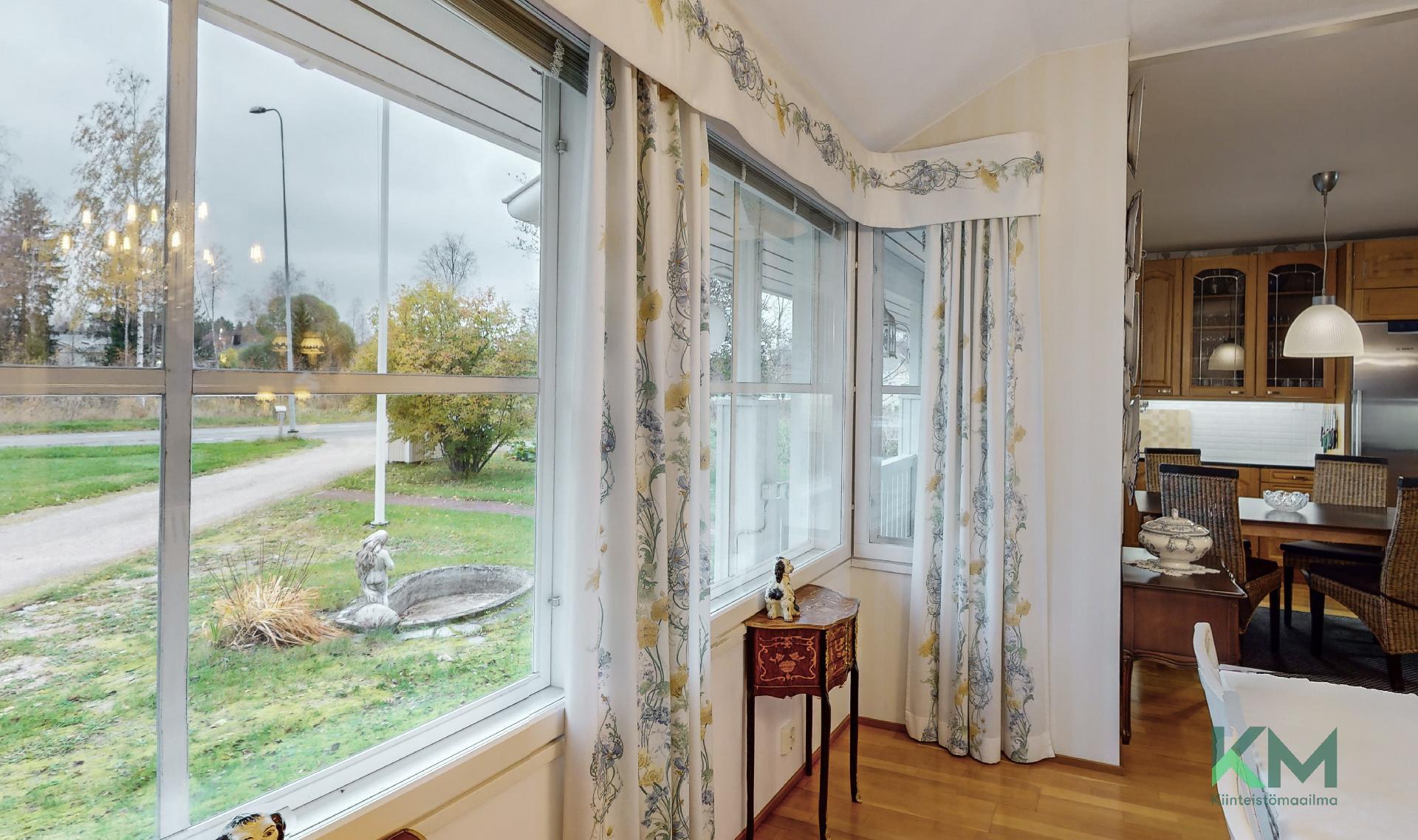 Ruokailuhuoneesta on näkymät etupihalle.