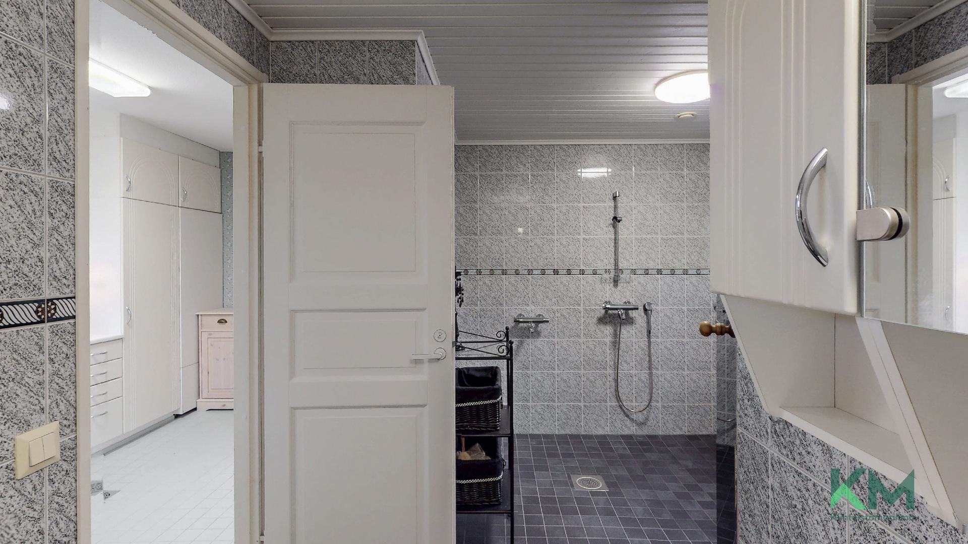 Vessanurkasta näkymät suihkutilaan.