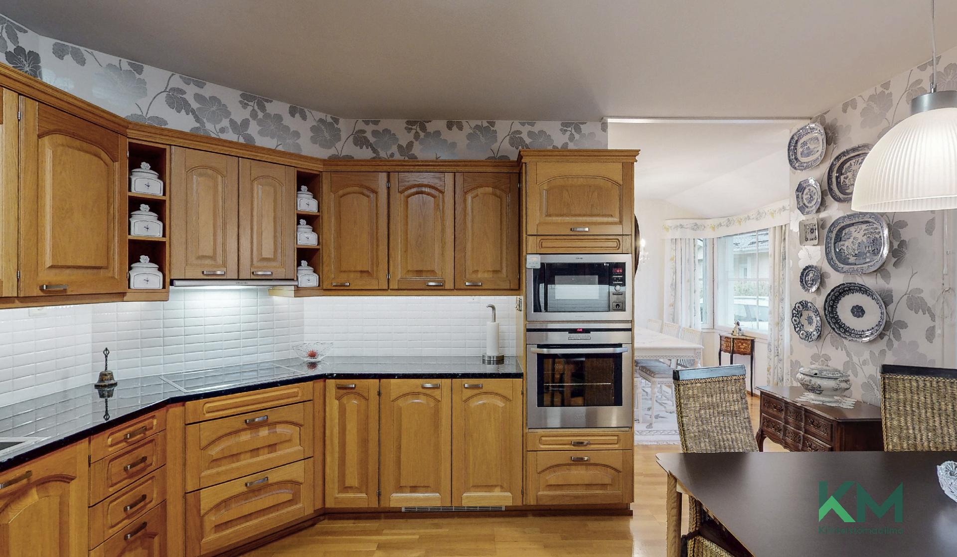 Keittiöön on uusittu lähivuosina kaikki kodinkoneet, kivitasot, välitilalaatat, vetimet, pesuallas, sekä välitilan valaistusta.