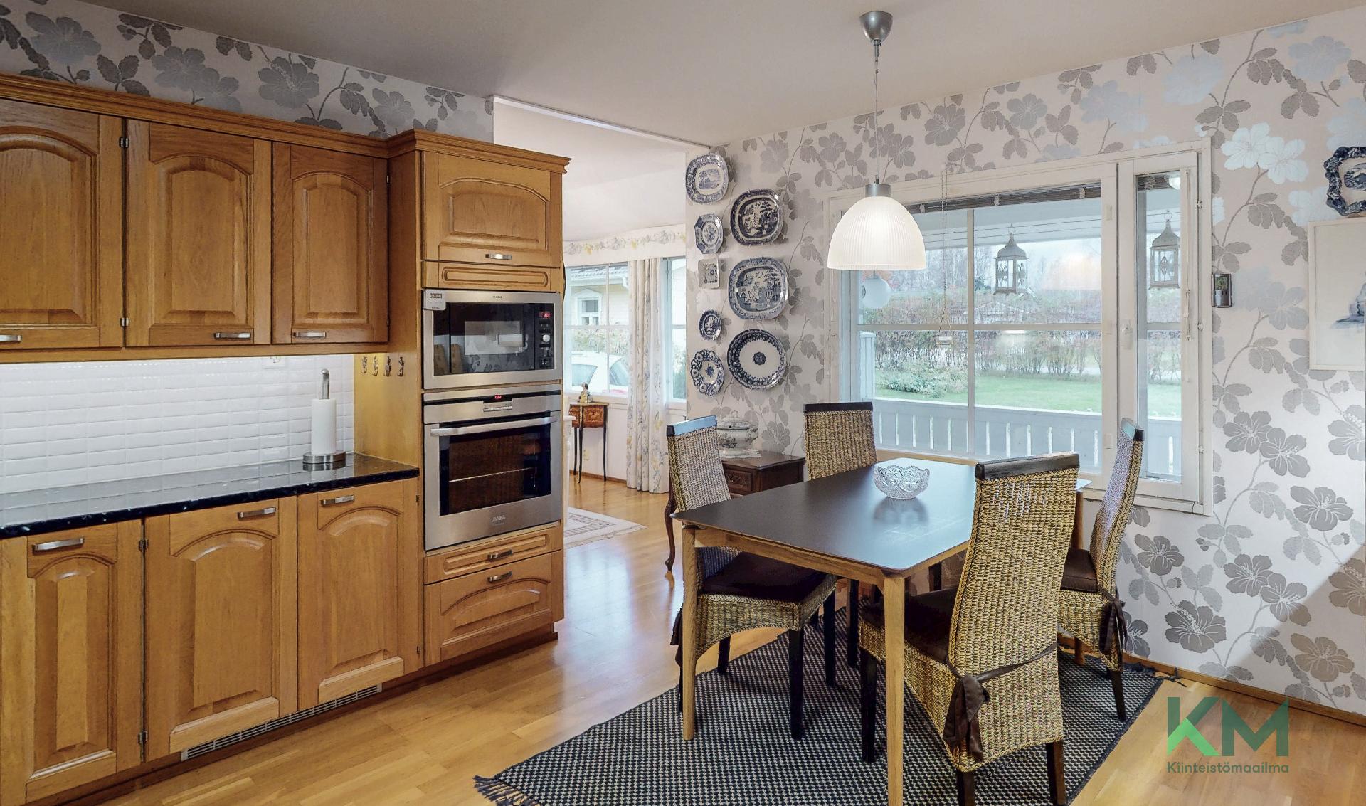 Keittiössä on tällä hetkellä 4 hengen pöytä, mutta tilan puolesta keittiöön mahtuisi hyvin myös suurempikin pöytä.