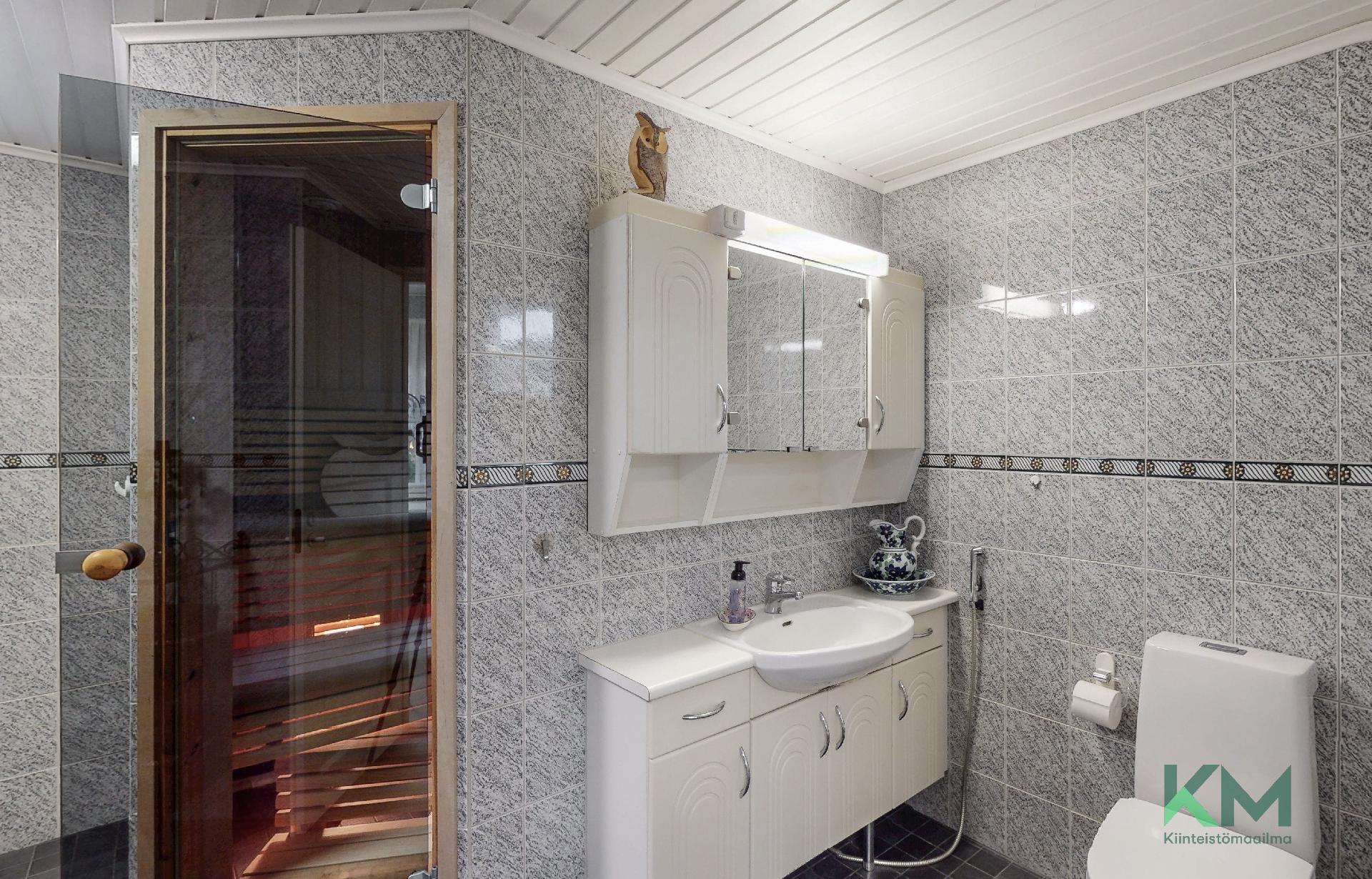 Pesuhuoneessa on vessa ja kaapistot.