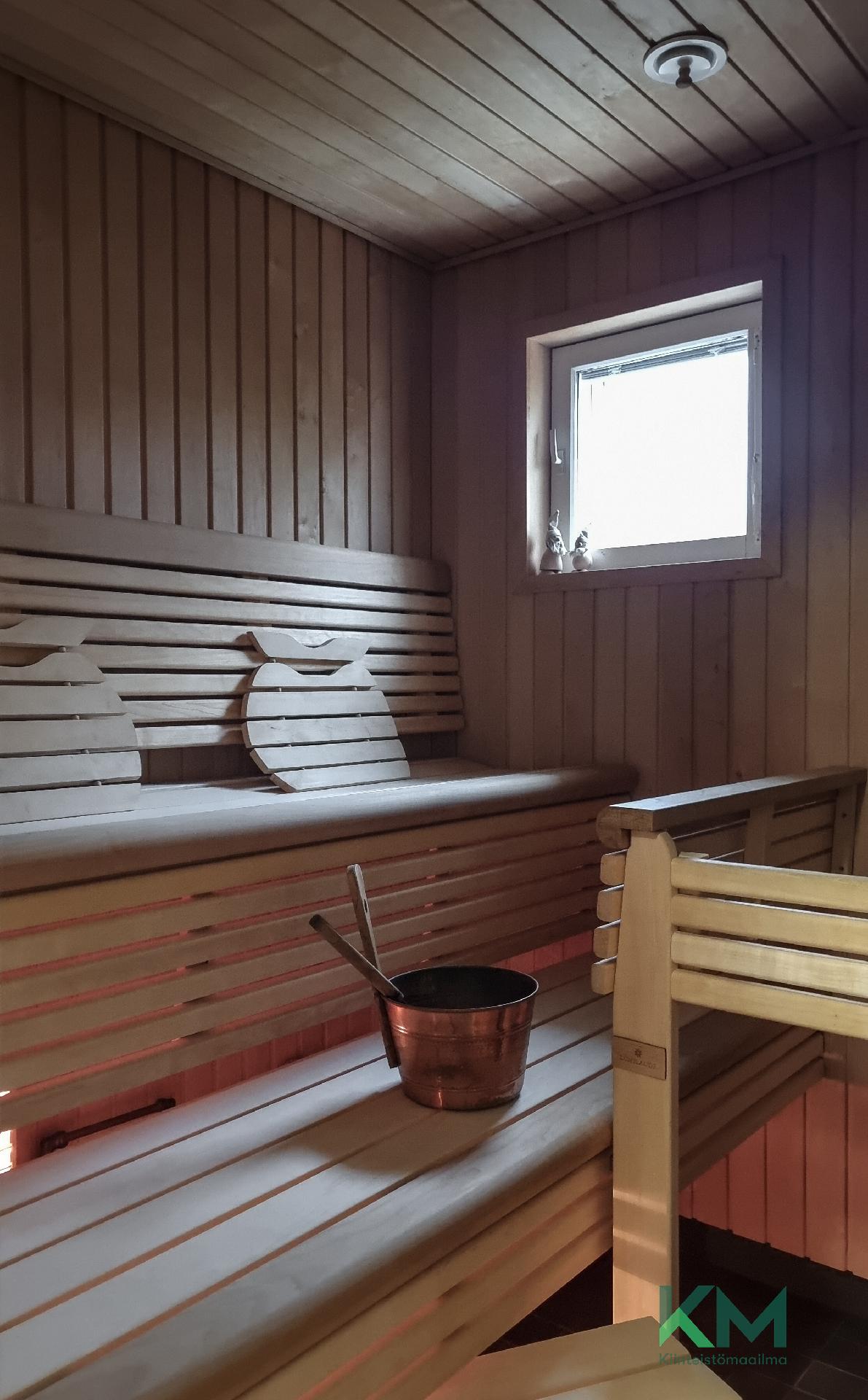 Saunan paneloinnit on uusittu.