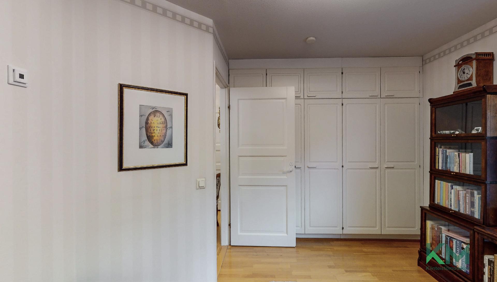 Ensimmäisessä makuuhuoneessa on myös kaapistot.