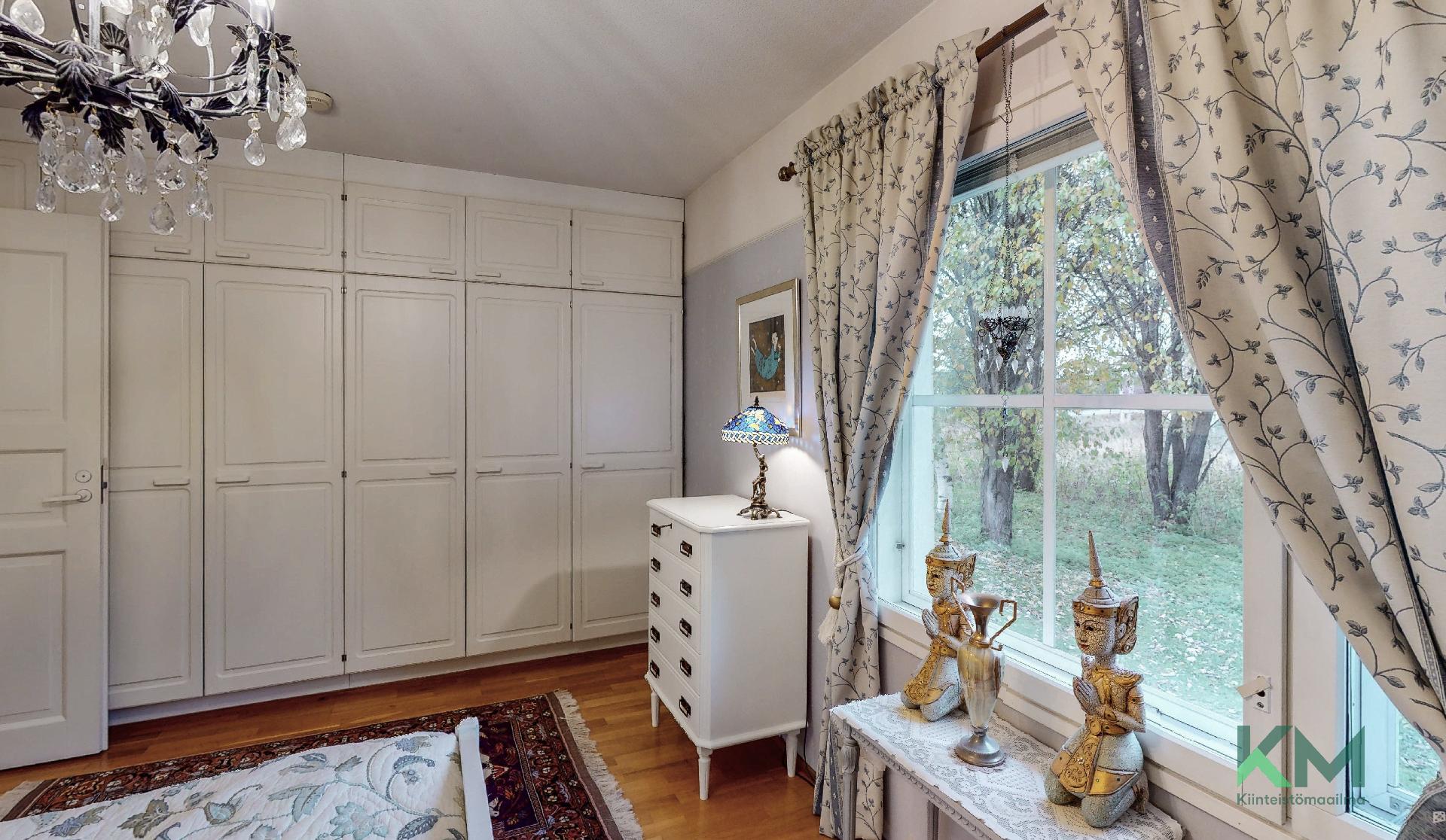 Toisessa makuuhuoneessa on myös kaapistot yhdellä seinustalla ja ikkunanäkymät kauniin puistomaiset.