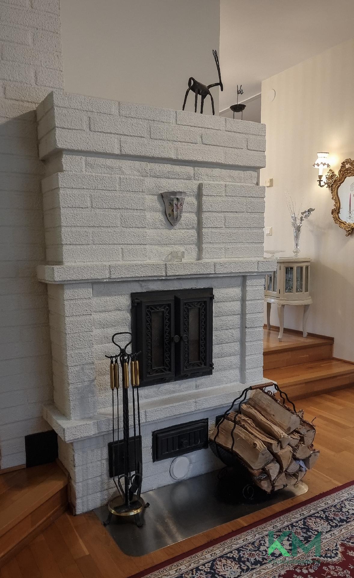 Takkahuonetilassa varaava takka.