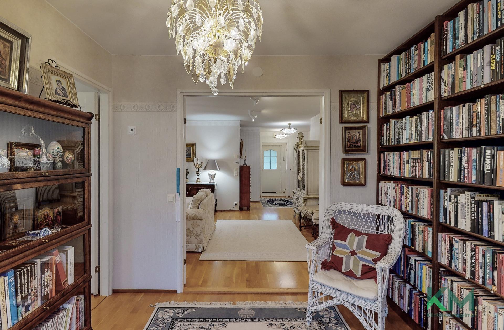 Näkymät kirjastohuoneesta olohuoneeseen.