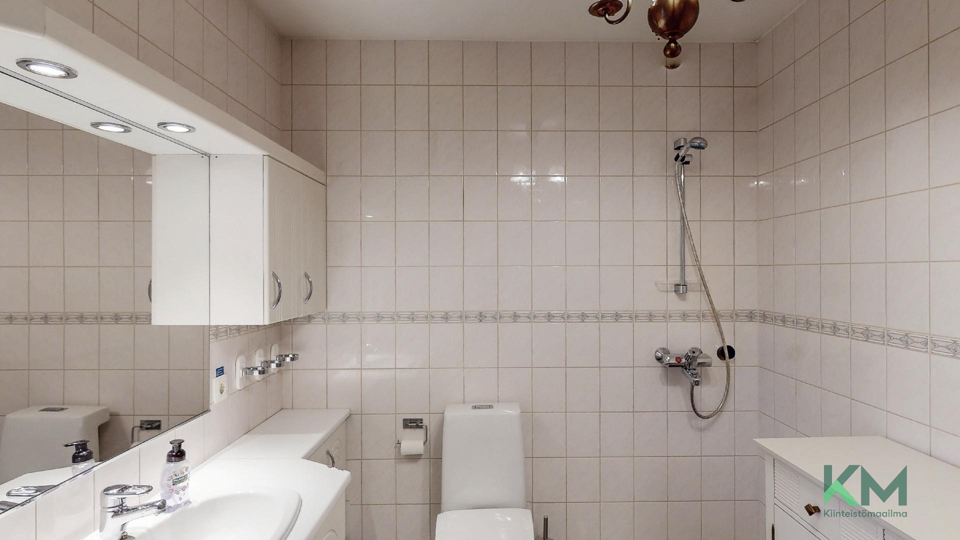 Erillisessä vessassa on lisäksi suihkunurkkaus. Suihku on ollut todella vähäisessä käytössä, joten kosteusrasitetta ei ole tullut melkeimpä lainkaan.