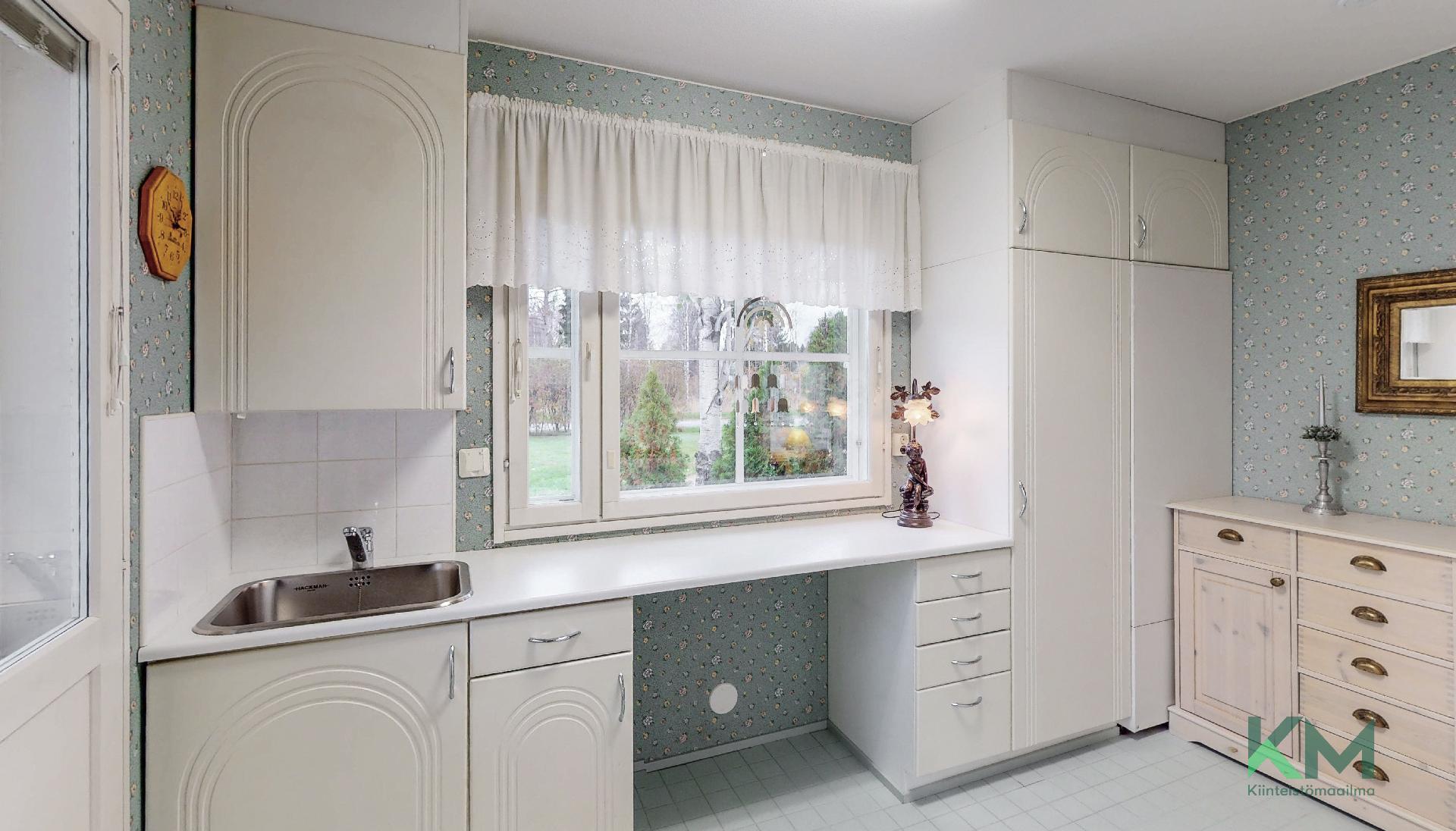 Kodinhoitohuoneessa myös kattavasti säilytystilaa. Lipaston kohdalla on varaus oviaukolla, mikäli haluaa vaihtaa kulun nykyisen ruokailutilan läpi kodinhoitohuoneeseen.