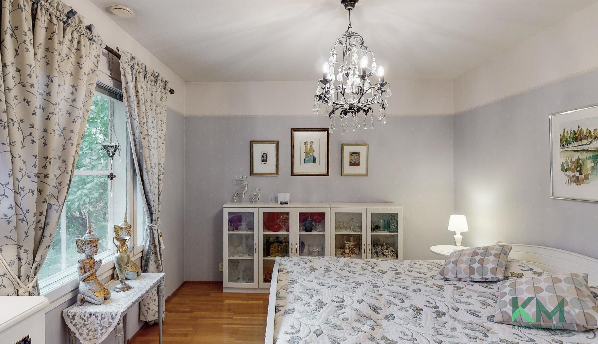 Toinen makuuhuoneista on tällä hetkellä päämakuuhuoneena ja makuuhuone on myös suurin kaikista makuuhuoneista.