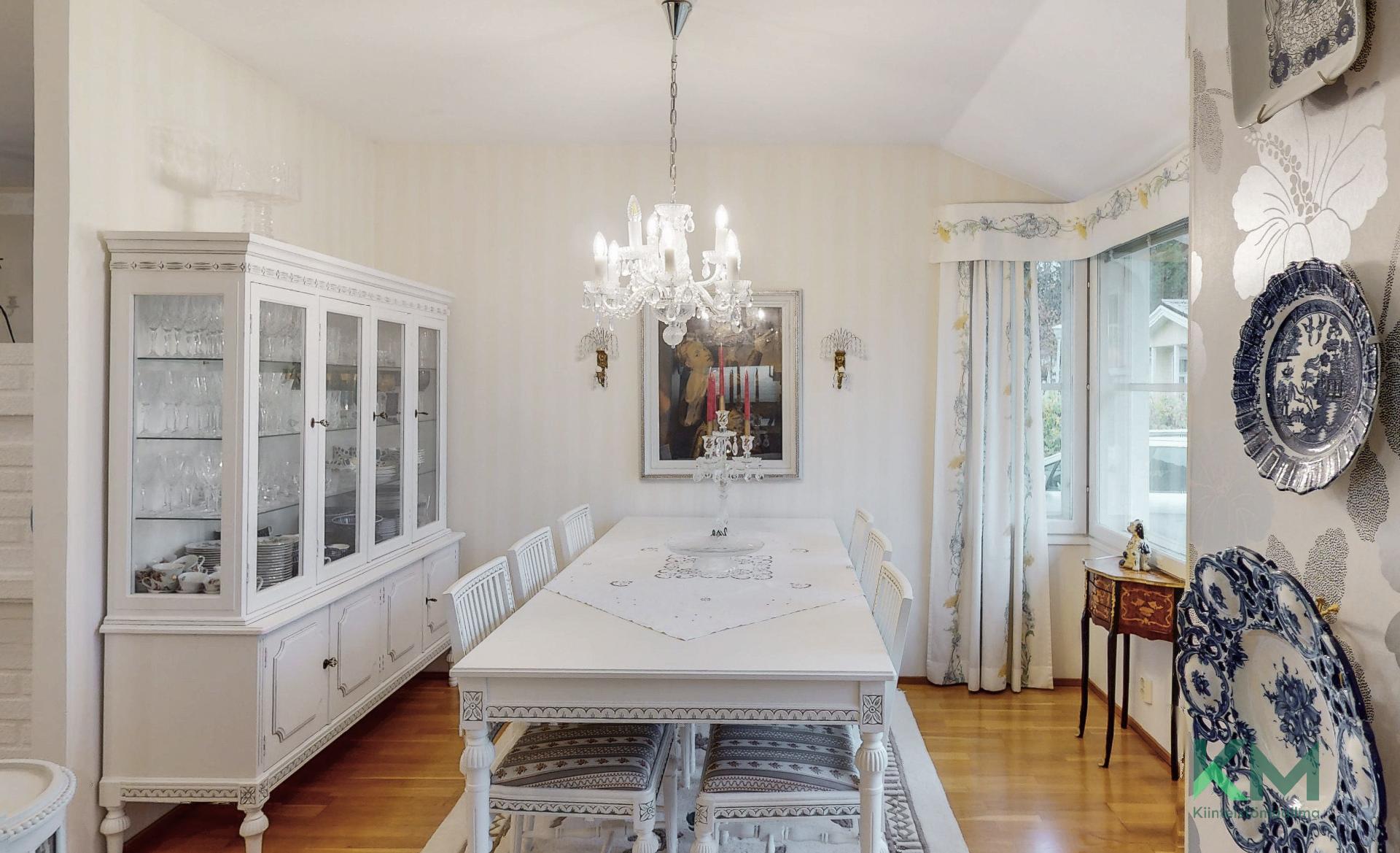 Ruokailuhuoneesta saat myös tarvittaessa lisämakuuhuoneen. Ruokailuhuoneen päätyseinässä, jossa tällä hetkellä taulu sijaitsee, on mahdollisuus oviaukolle, mikäli haluaa kulun kodinhoitohuoneeseen tätä kautta.