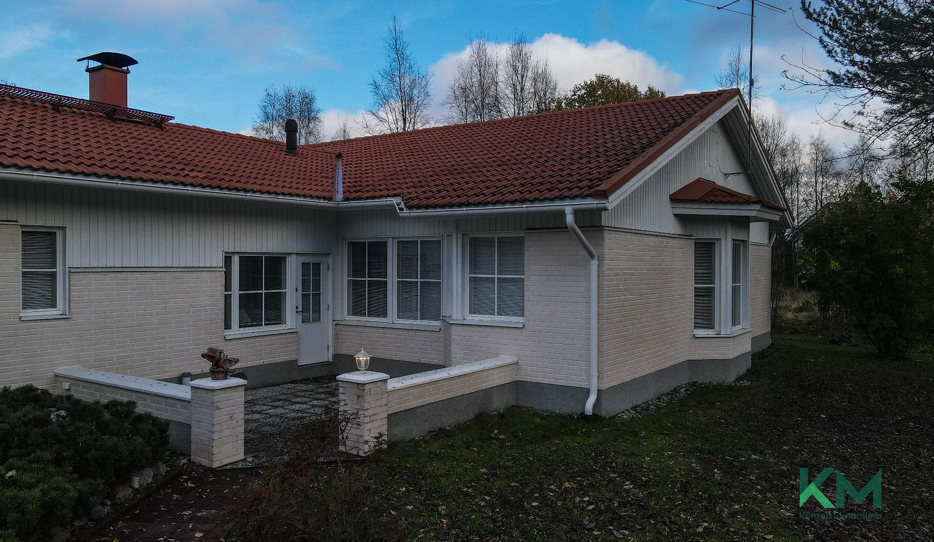 Sisäpihan terassille pääsee takkahuoneen kautta.