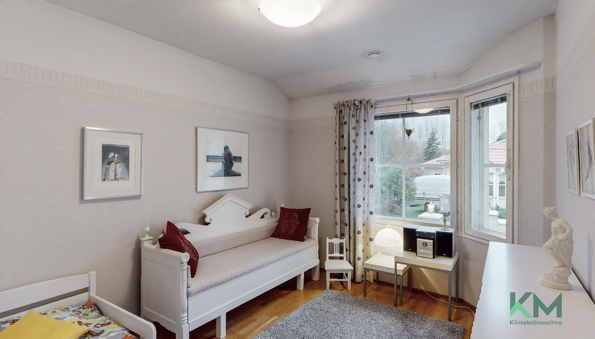 Kolmas makuuhuoneista on tällä hetkellä vierashuoneena, mutta sopii erinomaisesti vaikkapa lastenhuoneeksi.