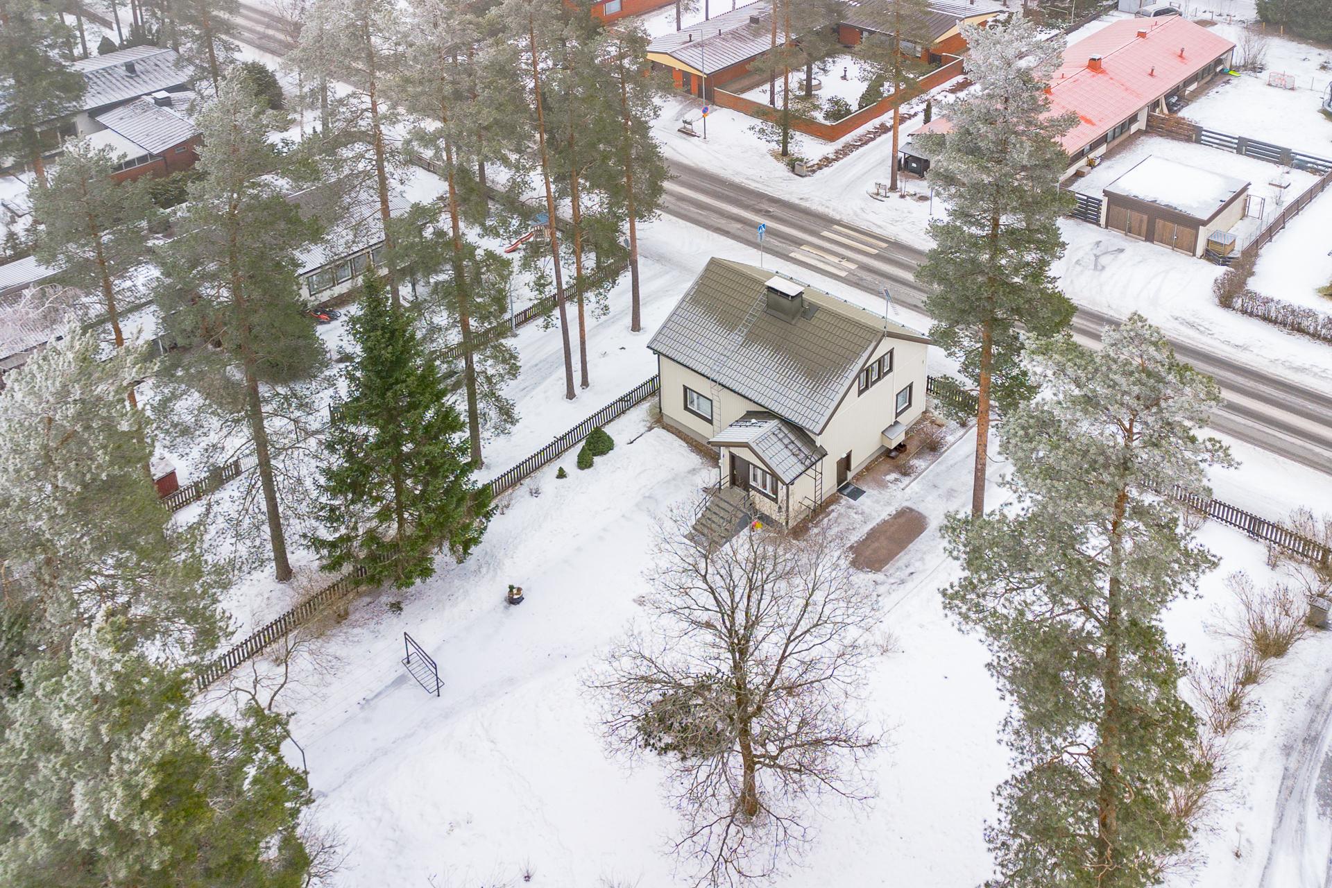 Kulmatontti, paljon omaa tilaa