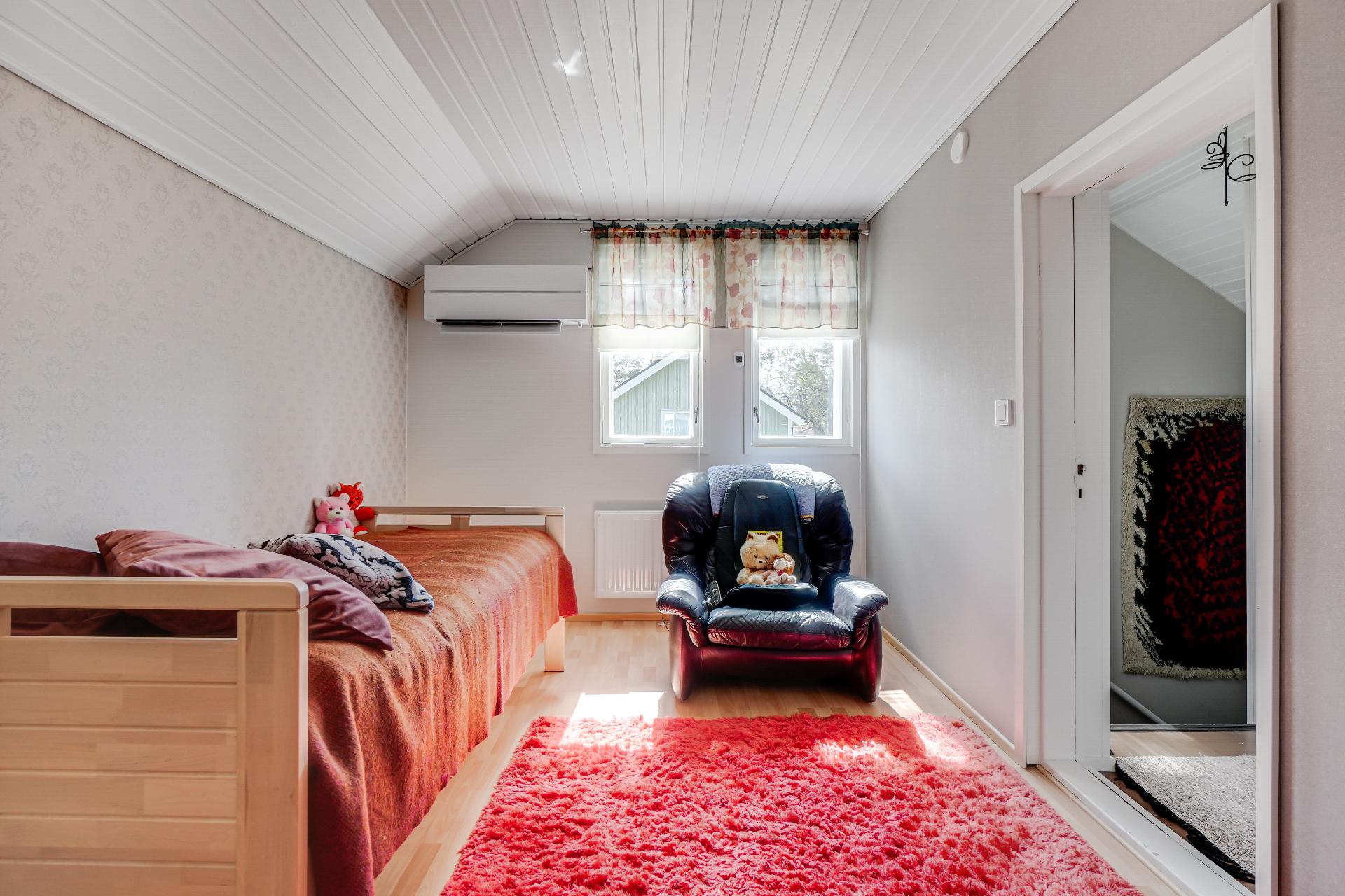 Yläkerrassa ilmalämpöpumppu