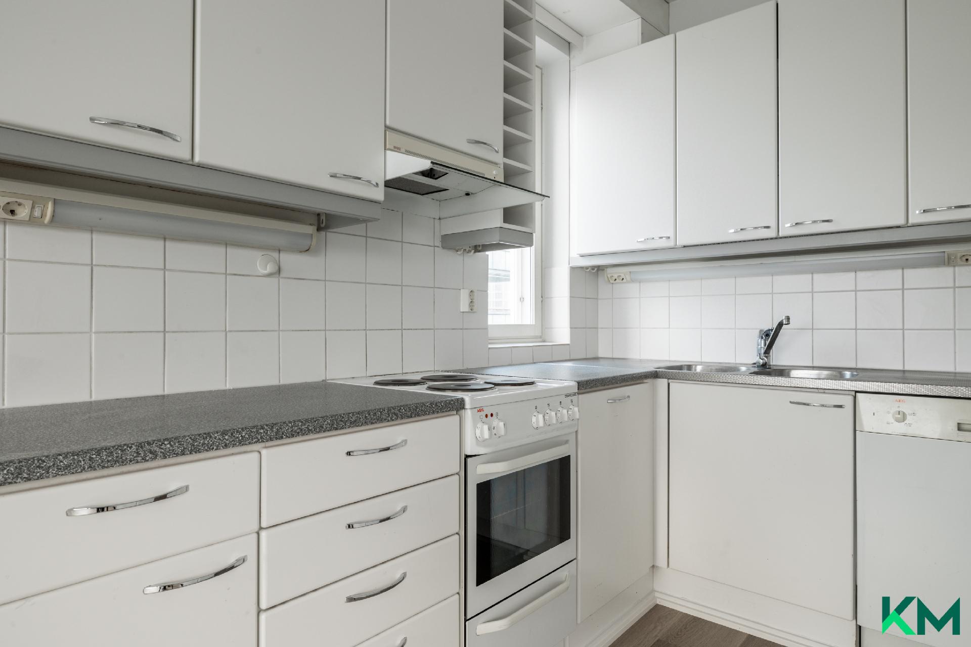 Keittiössä reilusti kaappi- ja laskutilaa