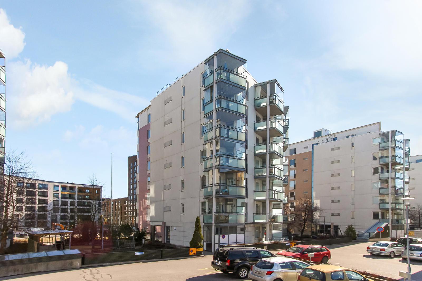 Näkymä parkkipaikalta