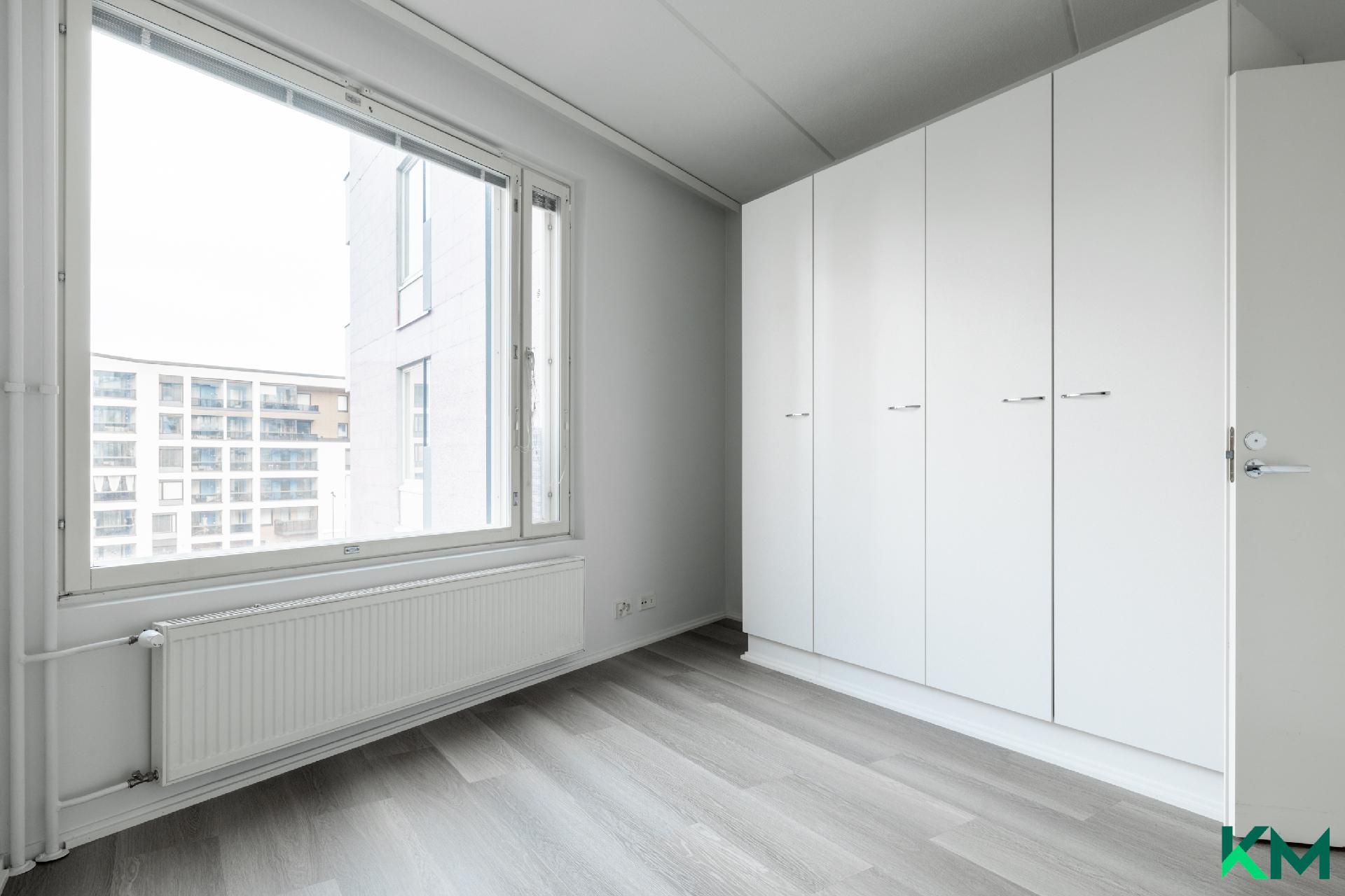 Makuuhuoneessa kaappitilaa