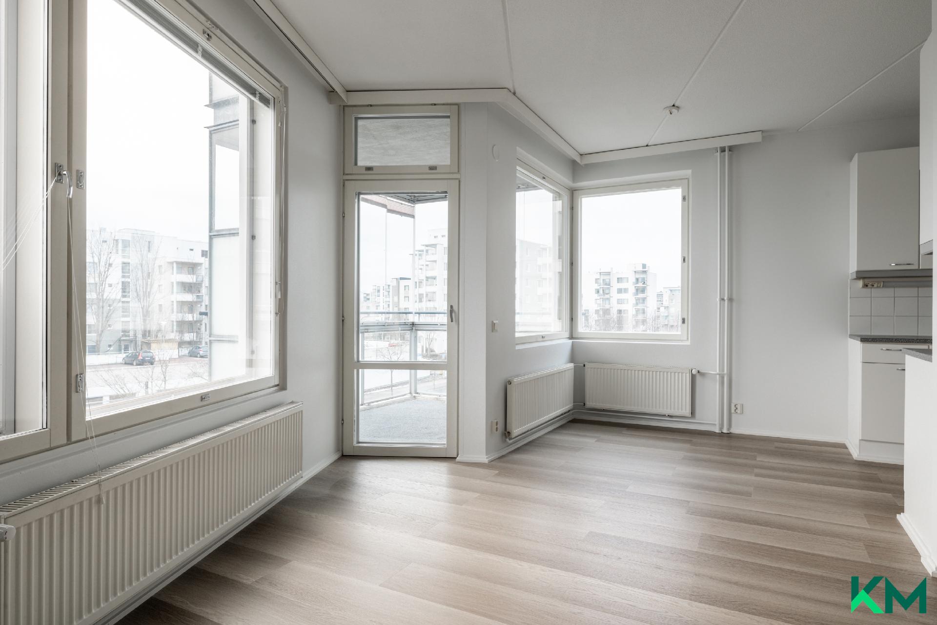 Ruokailutila yhdistettynä olohuoneeseen