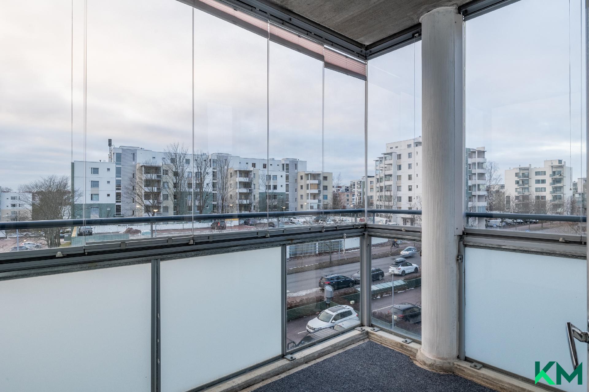 Lasitettu parveke länteen