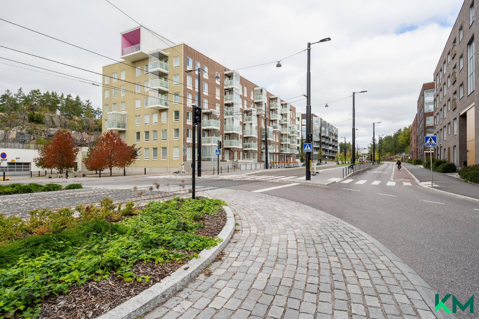 Loistavat liikenneyhteydet talon edestä.