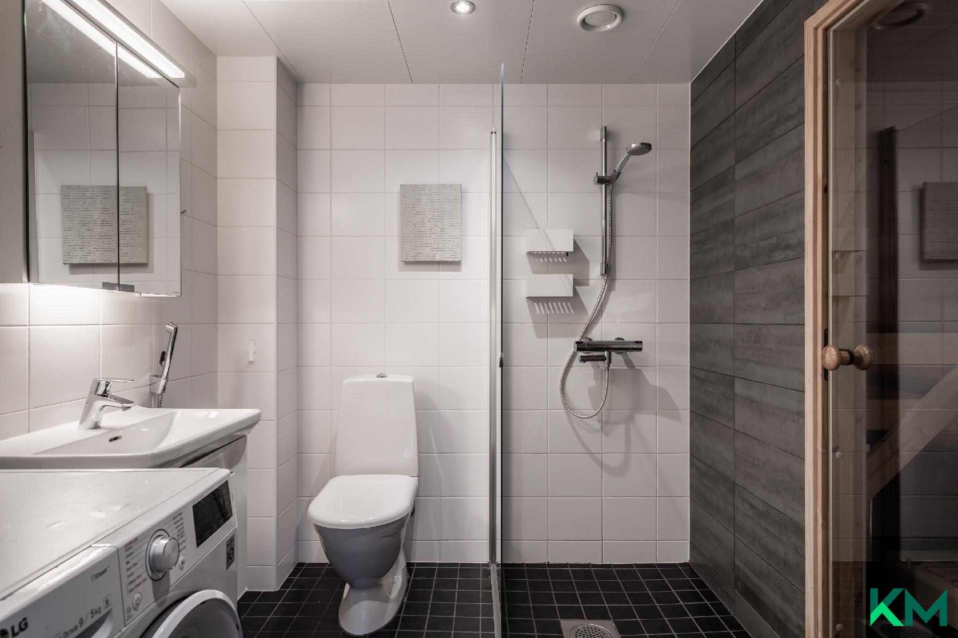 Oma sauna kruunaa kokonaisuuden.