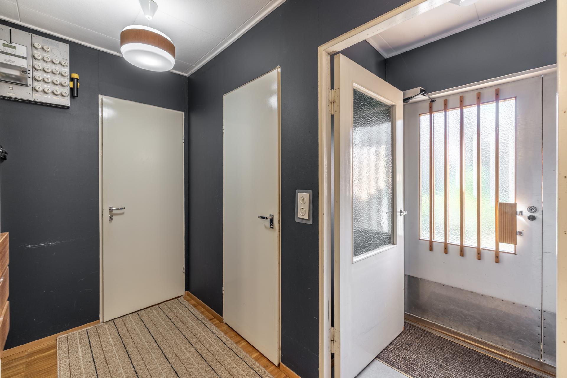 Eteisessä wc ja oikealla ovi makuuhuoneeseen.