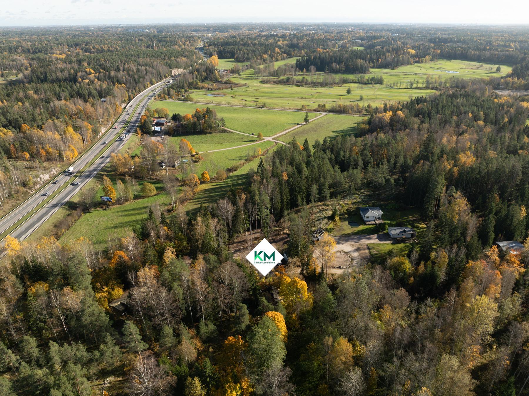 Tontti ja ympäristöä ilmasta vehreämpään aikaan, jotta näkee myös ilman lunta