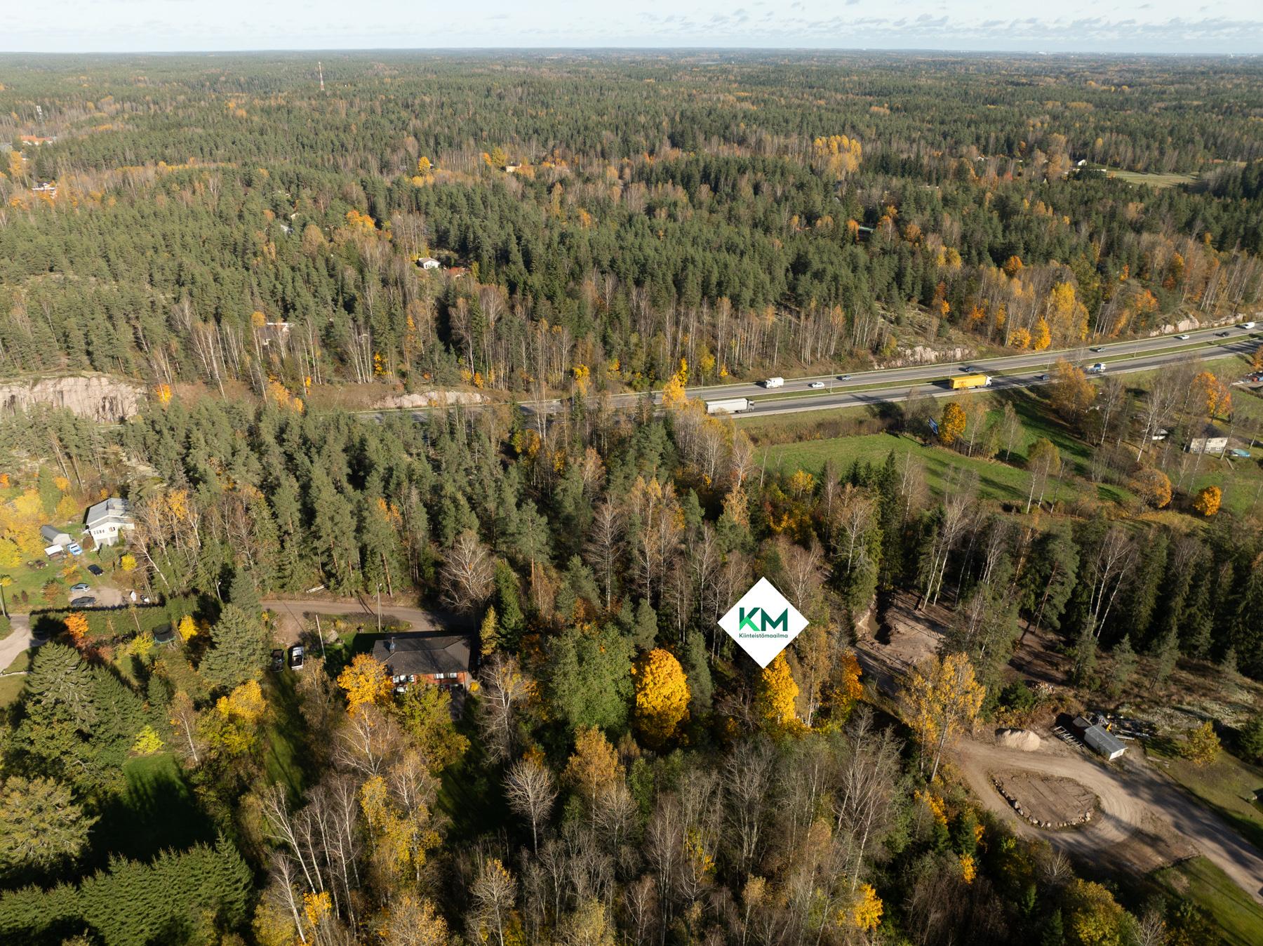 Tontti ja ympäristöä ilmasta vehreämpään aikaan, jotta näkee myös ilman lunta