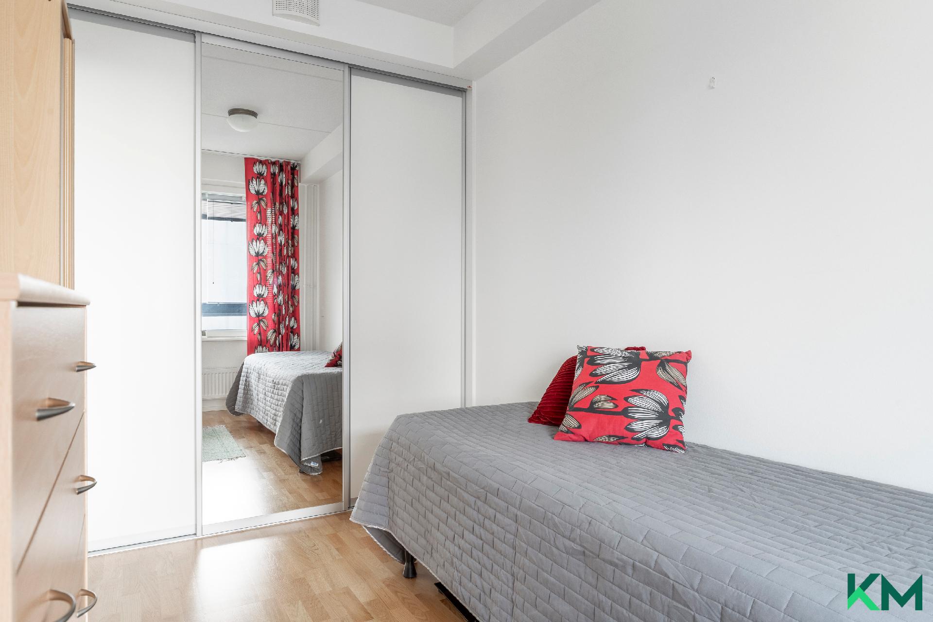 Makuuhuoneessa liukuovikaapistot