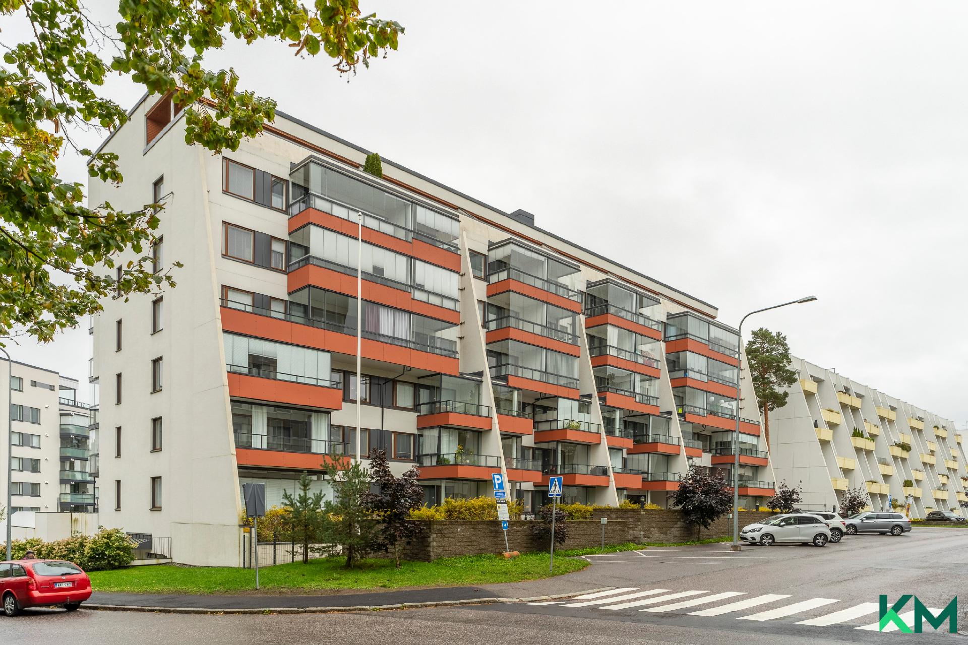 Julkisivu Ullappasaarentie suunnalta