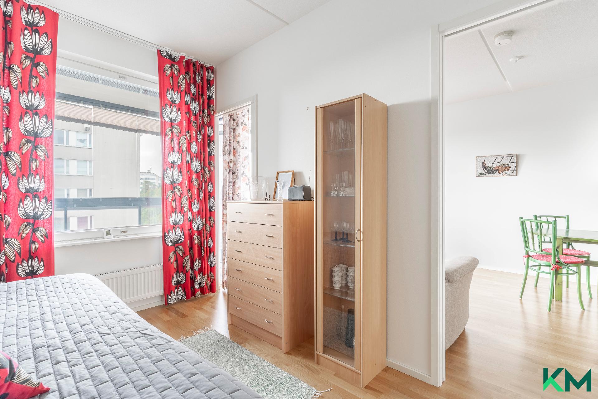 Makuuhuoneesta käynti olohuoneeseen