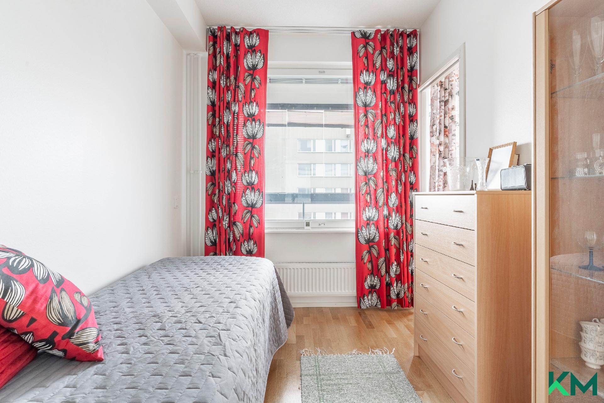 Makuuhuoneessa ikkunat länteen