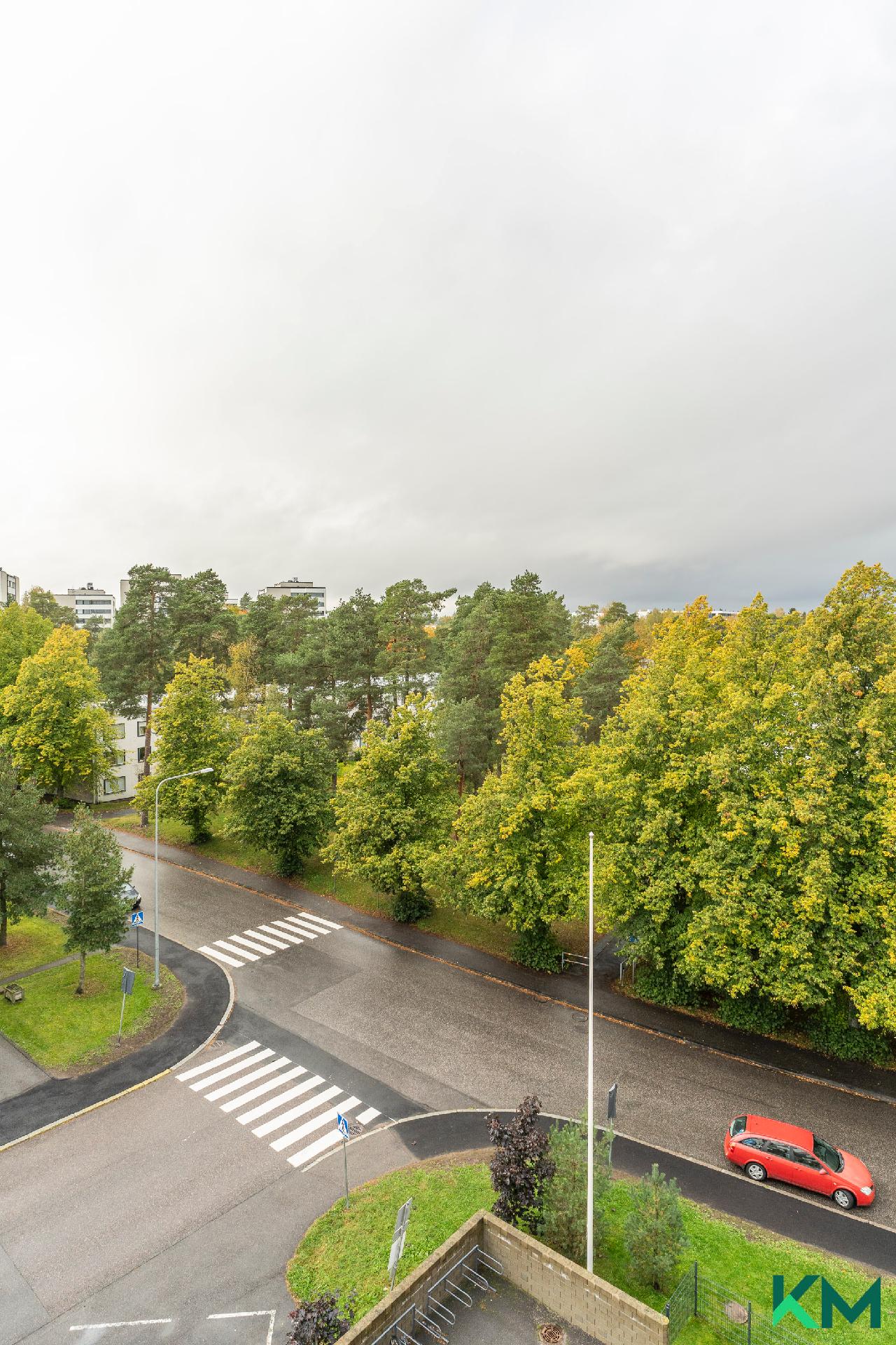 Avoin parvekenäkymä ilta-auringon puolelle