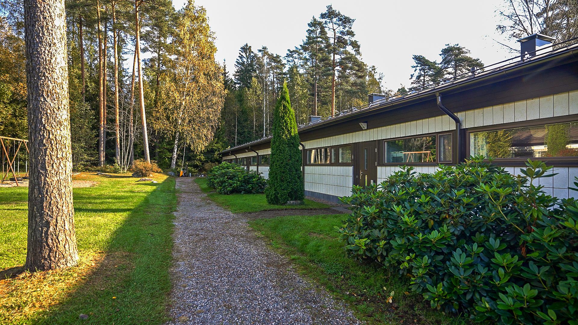 Talon etupihan puoleista yhtiöpihaa