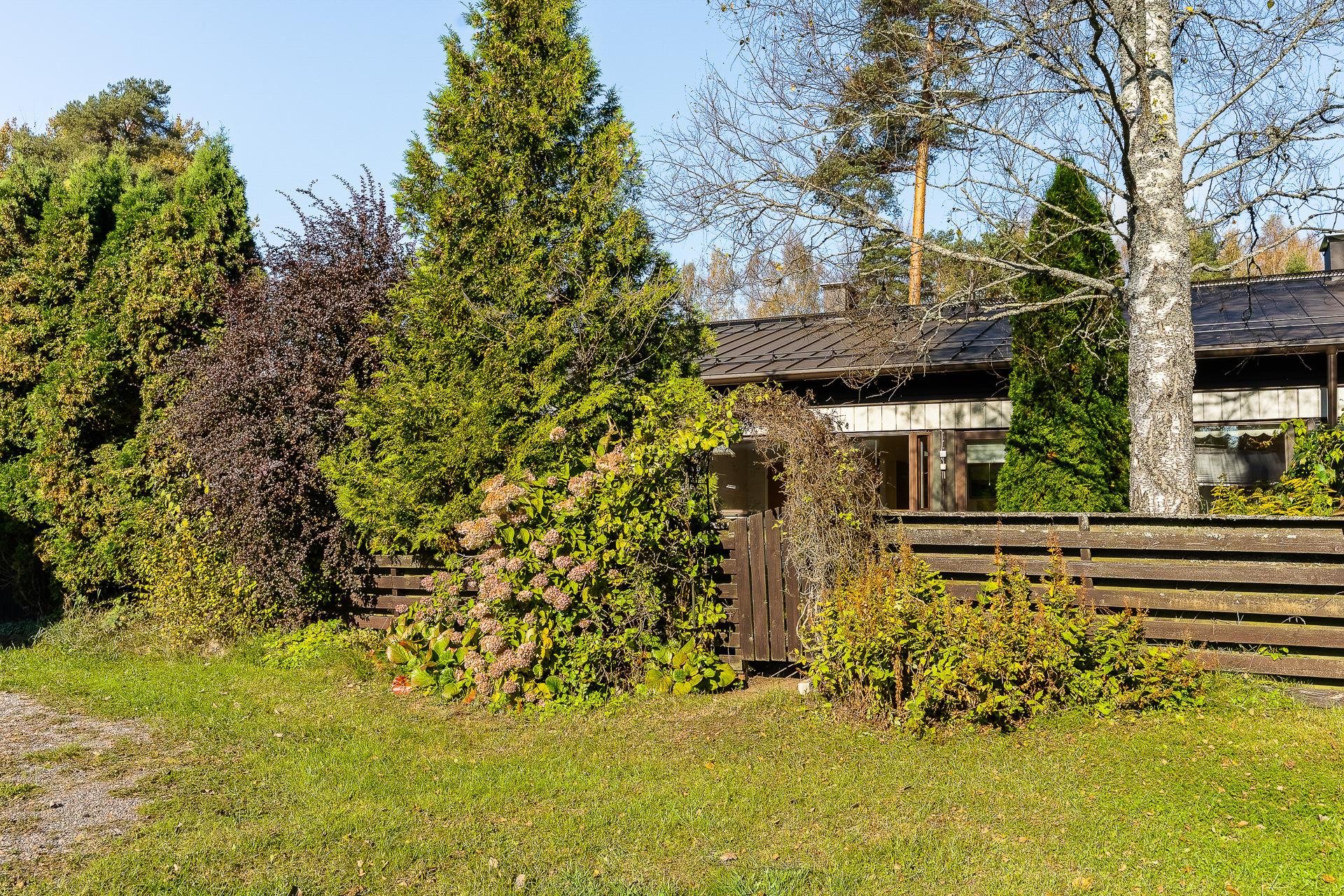 Käynti takapihalle portista