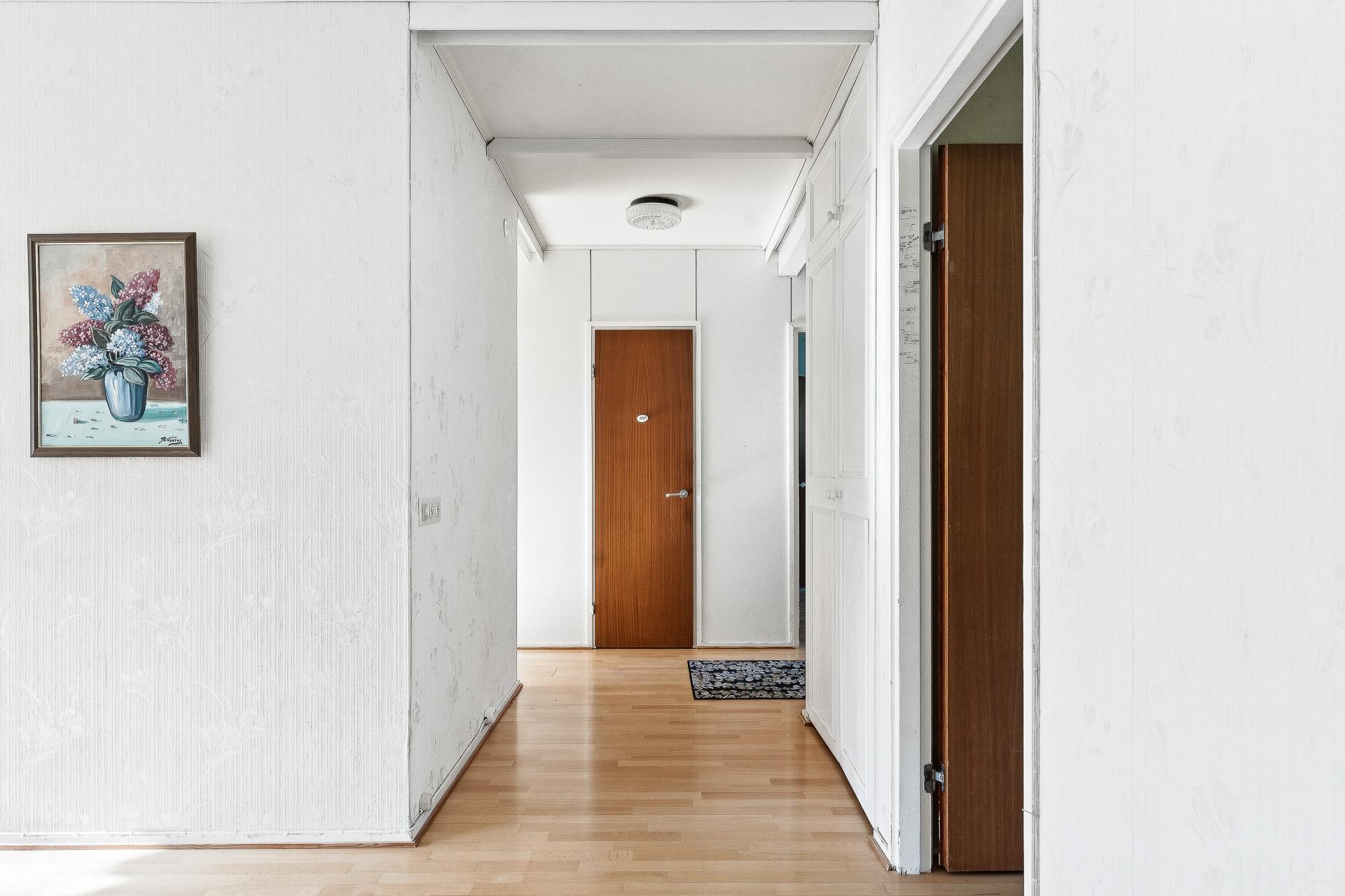 Olohuoneesta eteiseen