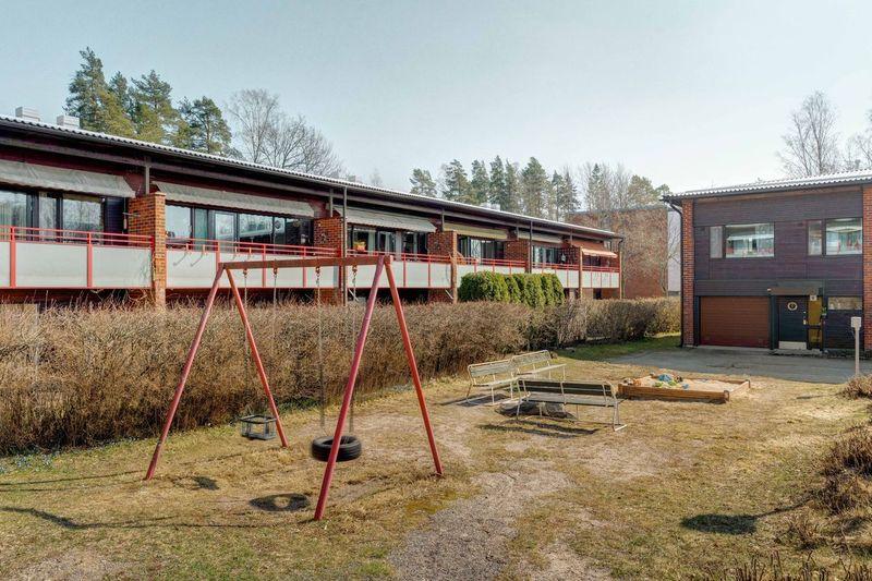 yhtiön leikkipaikka sisäpihalla