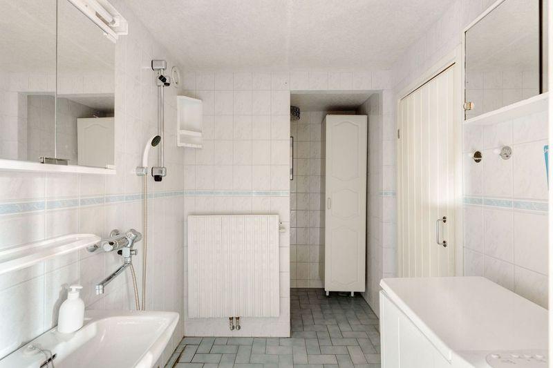 alakerran kylpyhuone saunan yhteydessä