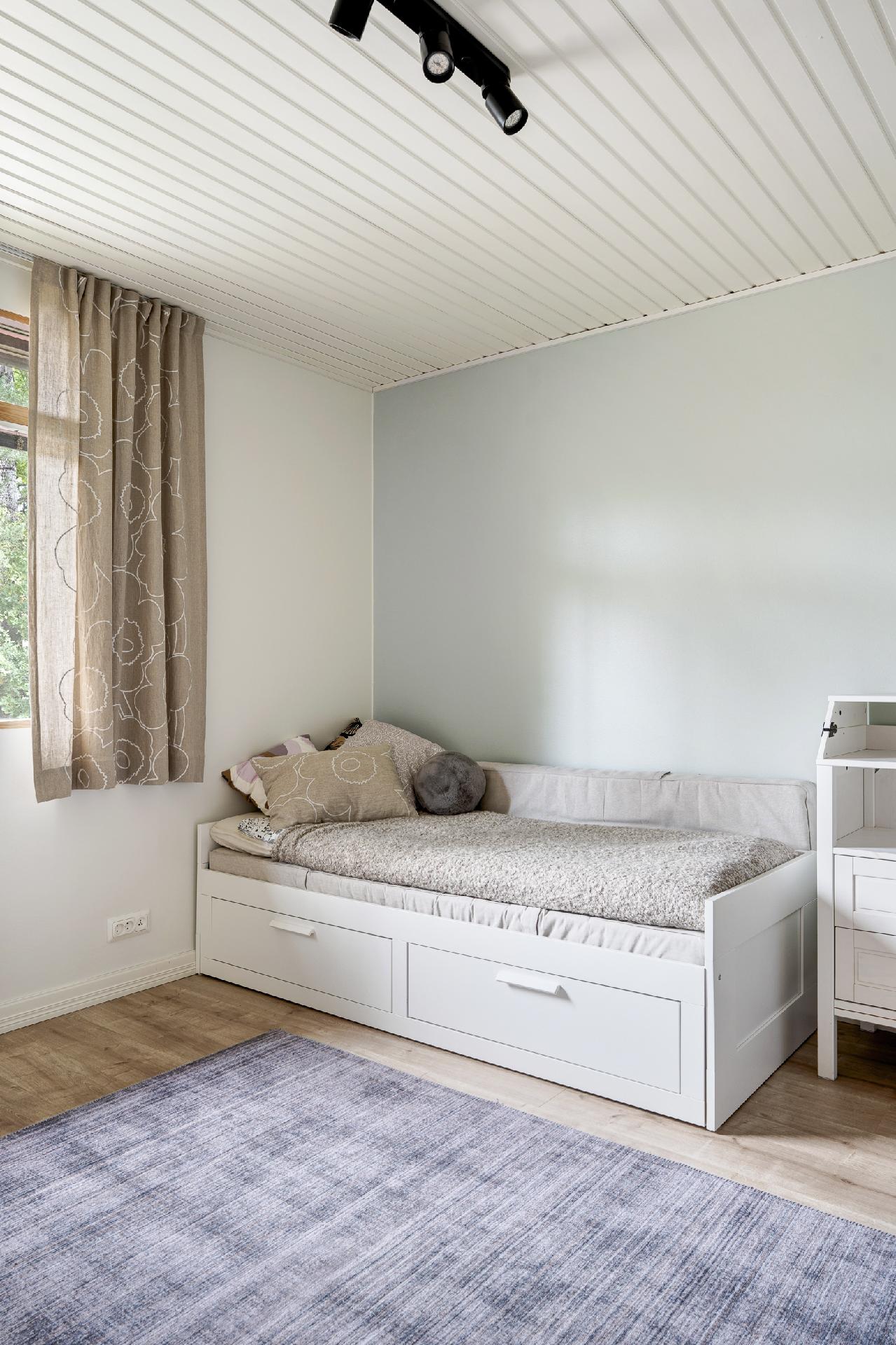 Yläkerran mh 2. Mahtuu parisänky hyvin yli 3m. leveä huone