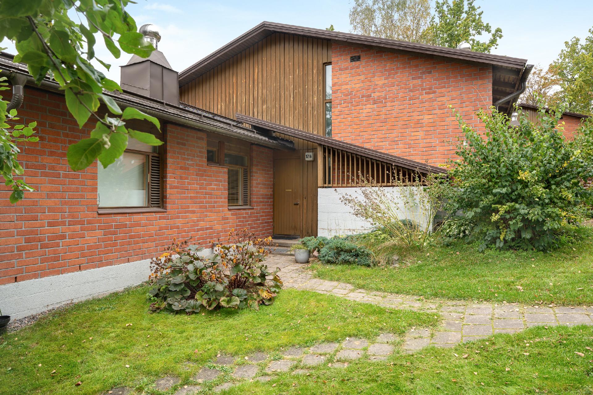 Etupiha josta sisäänkäynti