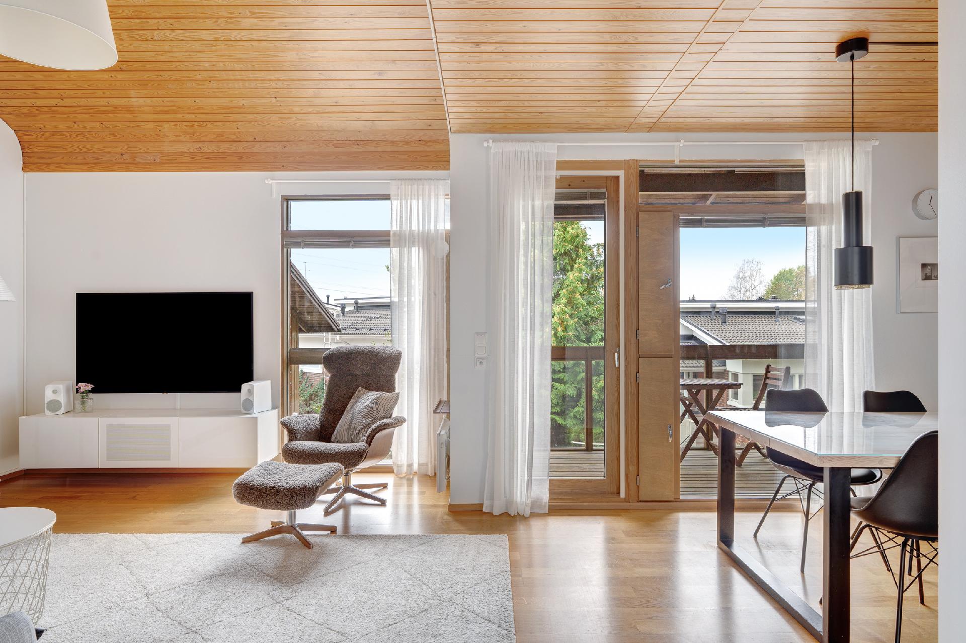 Ruokailutilasta käynti parvekkeelle