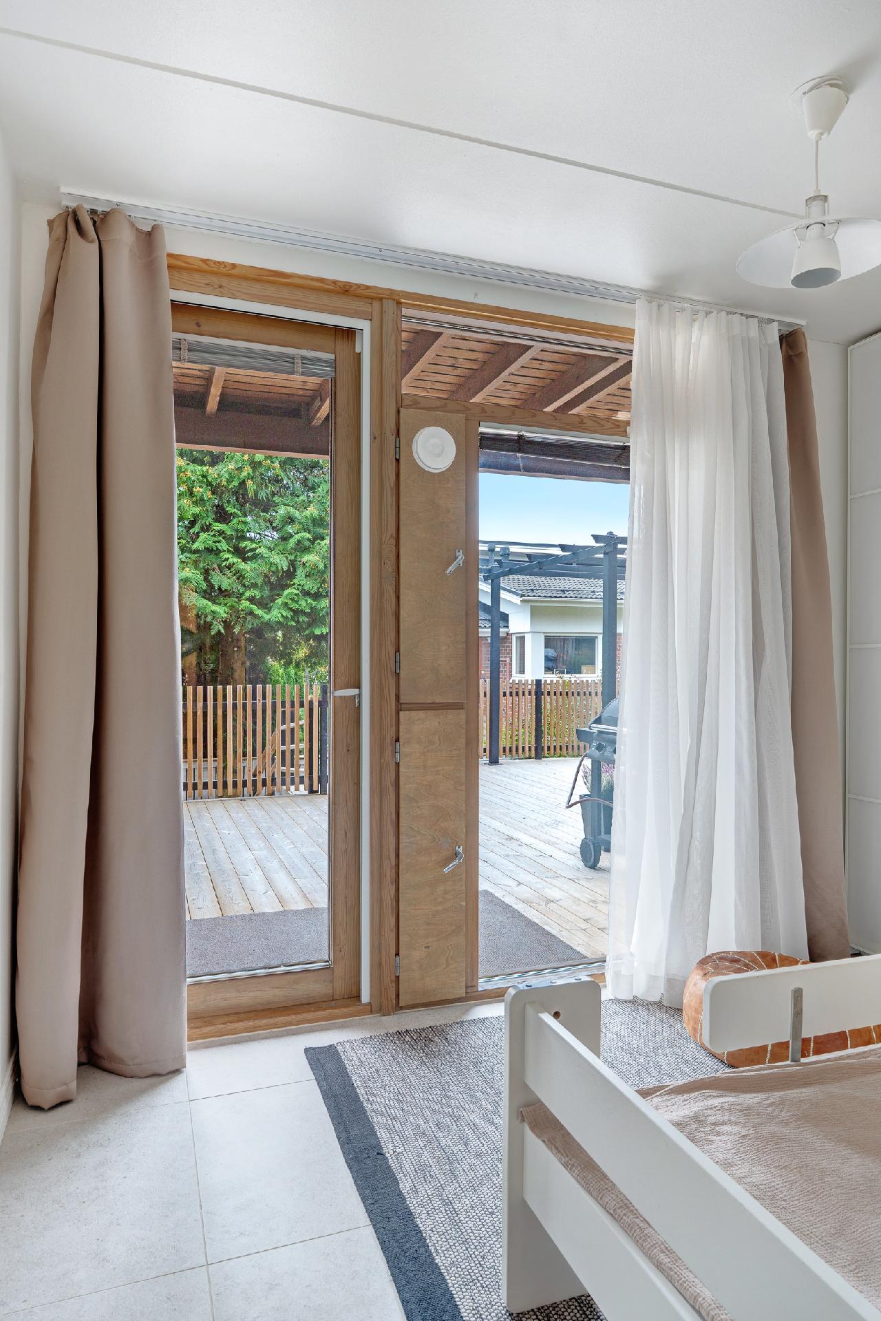 Alakerran pikkuhuone josta käynti terassille