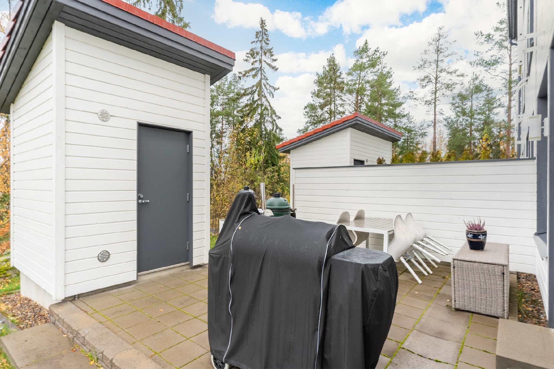 Takapihan ulkovarasto