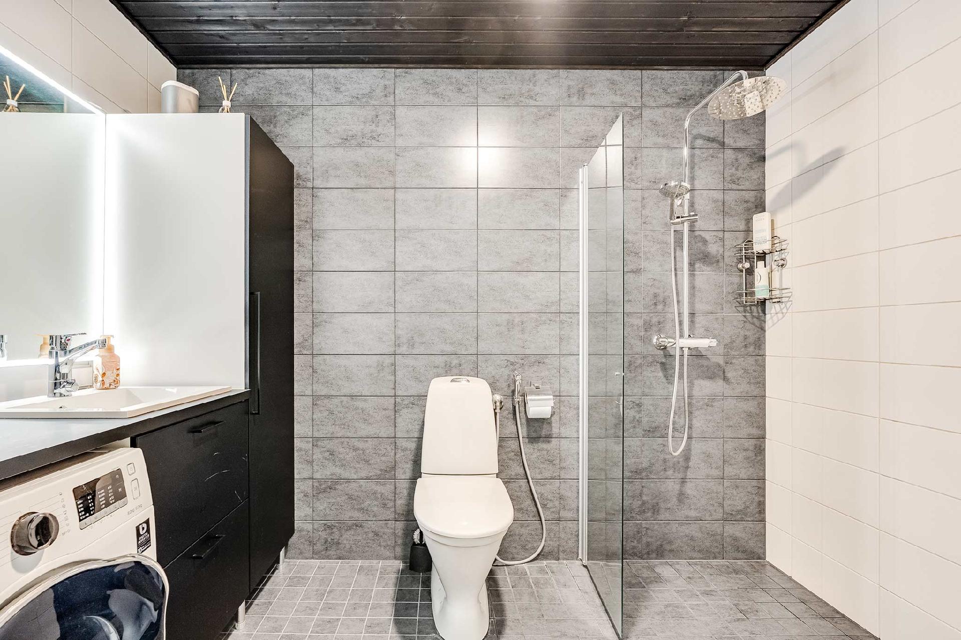 Yläkerran sauna/kph/wc