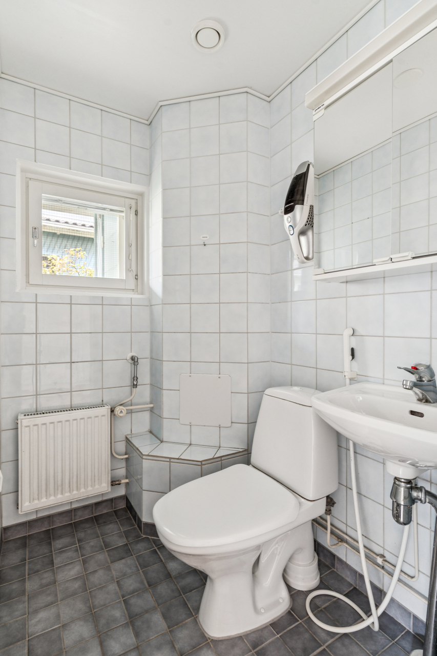 Alakerran erillinen wc