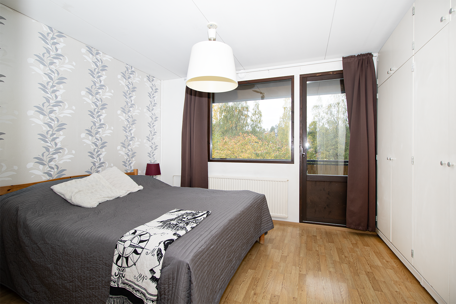 Yläkerran makuuhuoneesta kulku parvekkeelle.