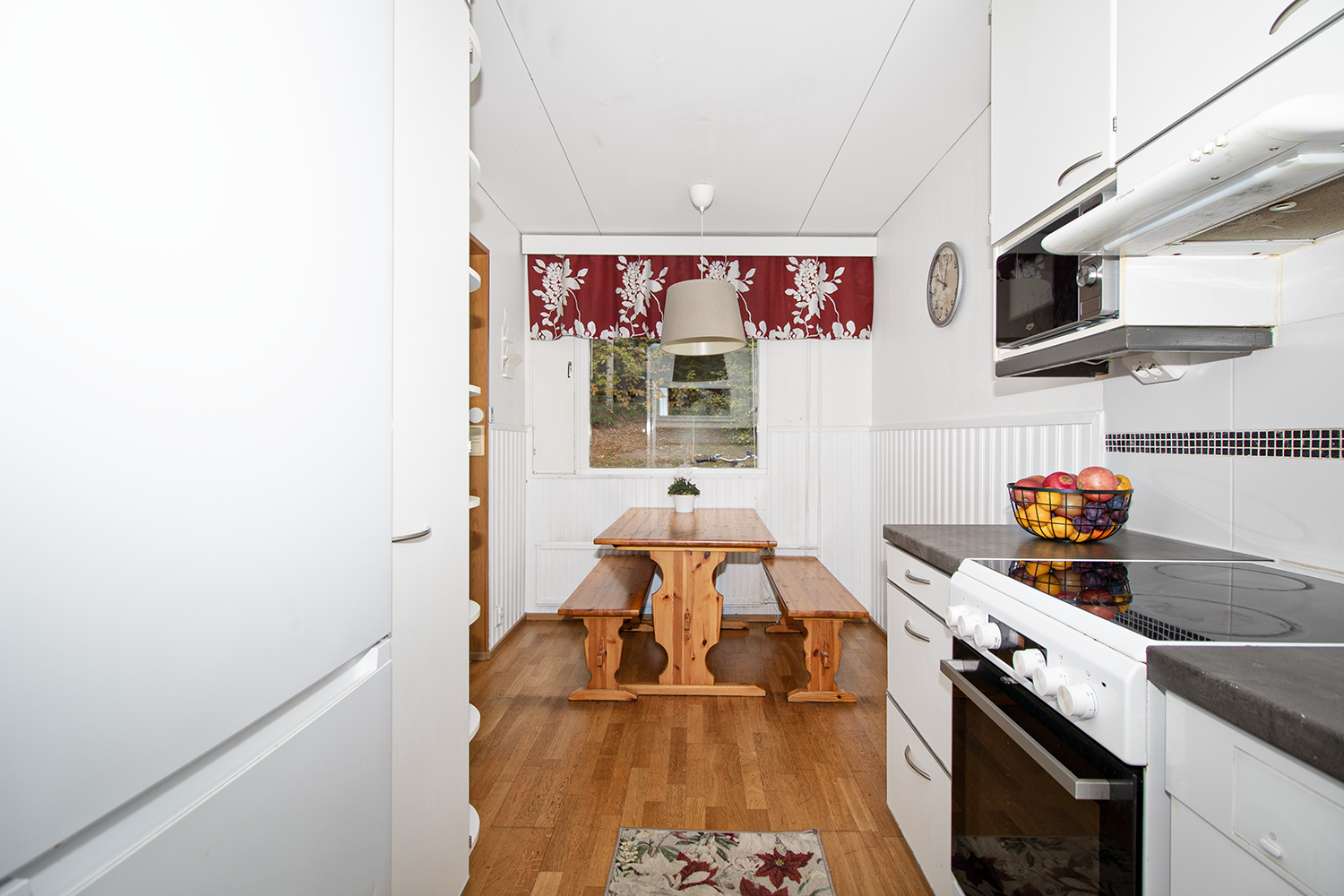 keittiössä hyvin tilaa ruokapöydälle.