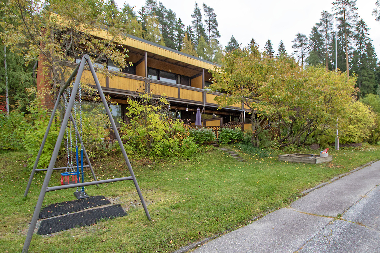 Taloyhtiössä vehreä piha-alue.